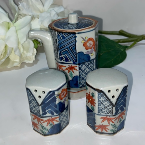 Vintage Chinese Asian Small Teapot And Salt& Pepper Set Red Flowers Roae Floral - Picture 3 of 17